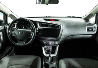 Подержанный автомобиль Kia Ceed Wagon 2018 года (13 фото)