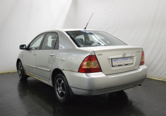 Подержанный автомобиль Toyota Corolla Sedan 2005 года (7 фото)
