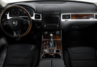 Подержанный автомобиль Volkswagen Touareg 2015 года (11 фото)