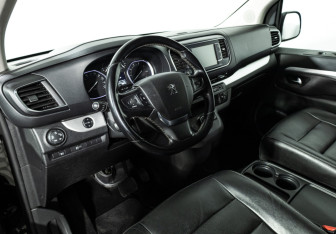 Подержанный автомобиль Peugeot Traveller 2019 года (11 фото)