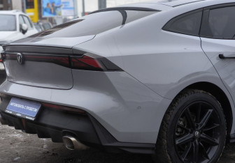 Подержанный автомобиль Changan UNI-V 2023 года (11 фото)