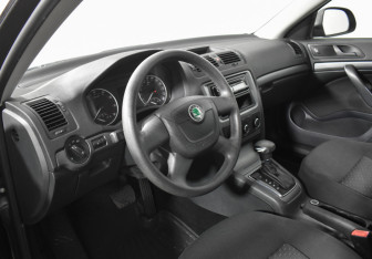 Подержанный автомобиль Skoda Octavia Liftback 2012 года (9 фото)