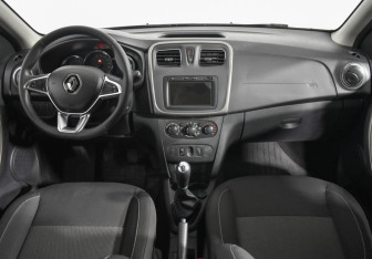 Подержанный автомобиль Renault Sandero 2018 года (13 фото)