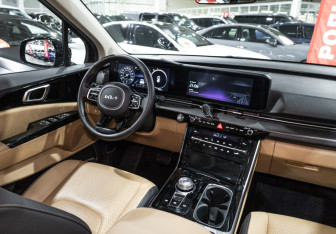 Подержанный автомобиль Kia Carnival 2023 года (16 фото)