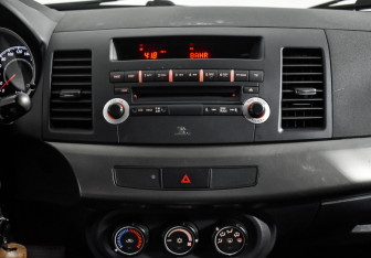 Подержанный автомобиль Mitsubishi Lancer Sedan 2012 года (16 фото)
