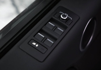 Подержанный автомобиль Land Rover Discovery 2018 года (25 фото)