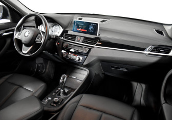 Подержанный автомобиль BMW X1 2021 года (10 фото)