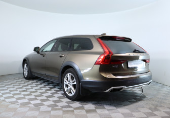 Подержанный автомобиль Volvo V90 Cross Country 2017 года (8 фото)