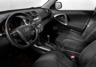 Подержанный автомобиль Toyota RAV4 2010 года (9 фото)