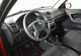 Подержанный автомобиль Skoda Fabia Hatchback 2012 года (9 фото)