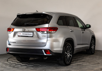 Подержанный автомобиль Toyota Highlander 2016 года (5 фото)