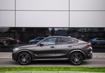 Подержанный автомобиль BMW X6 2021 года (10 фото)