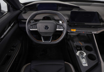 Подержанный автомобиль Changan UNI-V 2024 года (10 фото)