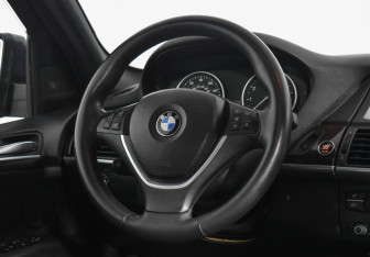 Подержанный автомобиль BMW X5 2007 года (14 фото)