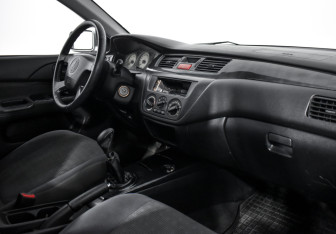 Подержанный автомобиль Mitsubishi Lancer Sedan 2005 года (12 фото)