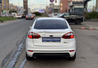 Подержанный автомобиль Ford Fiesta Sedan 2015 года (6 фото)