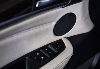 Подержанный автомобиль BMW X6 2014 года (23 фото)