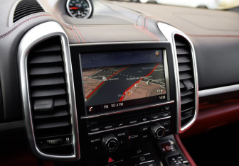 Подержанный автомобиль Porsche Cayenne 2014 года (16 фото)