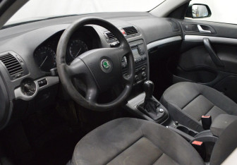 Подержанный автомобиль Skoda Octavia Liftback 2005 года (10 фото)