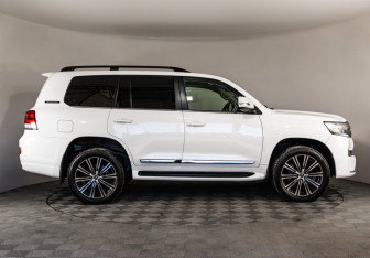 Подержанный автомобиль Toyota Land Cruiser Suv 2016 года (4 фото)