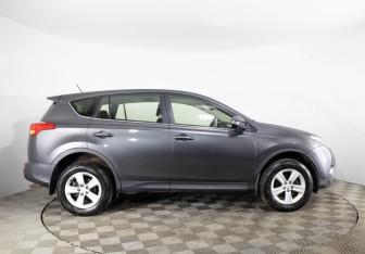 Подержанный автомобиль Toyota RAV4 2013 года (4 фото)