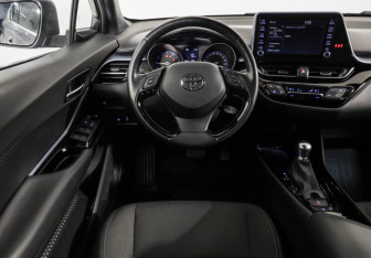 Подержанный автомобиль Toyota C-HR 2021 года (11 фото)