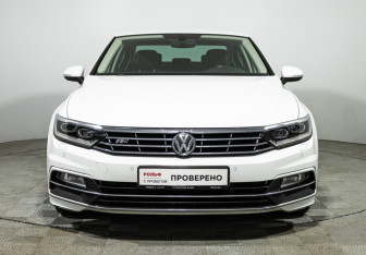 Подержанный автомобиль Volkswagen Passat Sedan 2018 года (2 фото)
