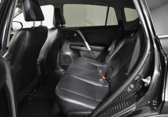 Подержанный автомобиль Toyota RAV4 2016 года (11 фото)