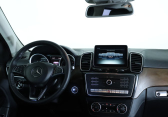 Подержанный автомобиль Mercedes-Benz GLE 2015 года (11 фото)