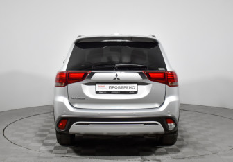Подержанный автомобиль Mitsubishi Outlander 2022 года (6 фото)