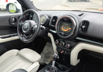 Подержанный автомобиль MINI Countryman 2017 года (24 фото)