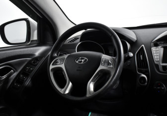 Подержанный автомобиль Hyundai ix35 2012 года (15 фото)