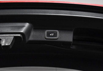 Подержанный автомобиль Jaguar F-Pace 2016 года (24 фото)