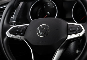 Подержанный автомобиль Volkswagen Tiguan 2021 года (13 фото)