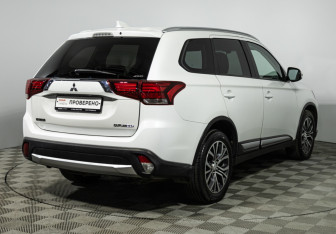 Подержанный автомобиль Mitsubishi Outlander 2017 года (5 фото)