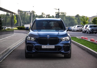 Подержанный автомобиль BMW X5 2023 года (5 фото)