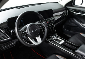 Подержанный автомобиль Kia Seltos 2023 года (12 фото)