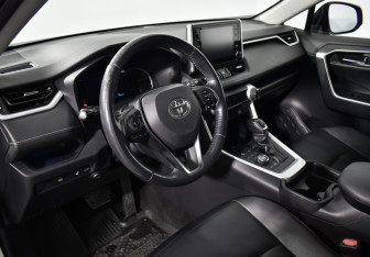 Подержанный автомобиль Toyota RAV4 2019 года (9 фото)