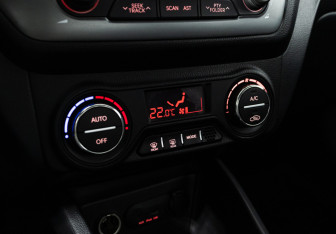 Подержанный автомобиль Kia Rio Sedan 2013 года (16 фото)