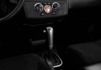 Подержанный автомобиль Nissan Tiida Hatchback 2010 года (11 фото)