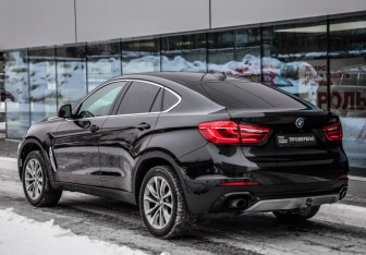 Подержанный автомобиль BMW X6 2016 года (8 фото)