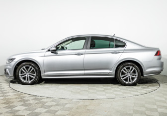 Подержанный автомобиль Volkswagen Passat Sedan 2017 года (8 фото)