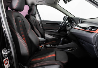 Подержанный автомобиль BMW X1 2017 года (21 фото)