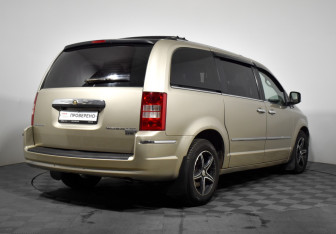 Подержанный автомобиль Chrysler Voyager 2008 года (5 фото)
