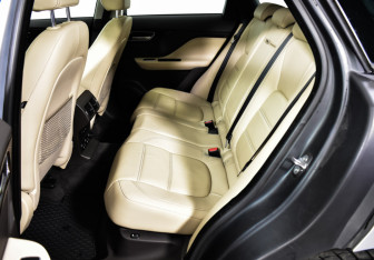 Подержанный автомобиль Jaguar F-Pace 2017 года (10 фото)