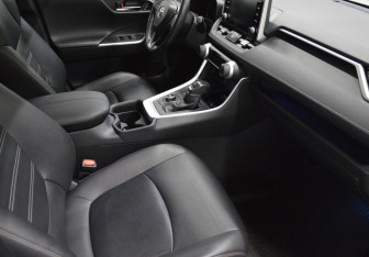 Подержанный автомобиль Toyota RAV4 2021 года (12 фото)