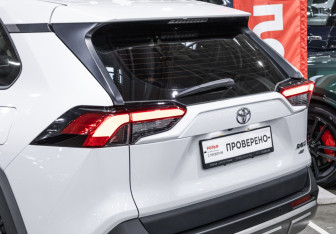 Подержанный автомобиль Toyota RAV4 2022 года (19 фото)