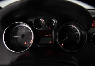 Подержанный автомобиль Peugeot 308 Hatchback 2012 года (13 фото)