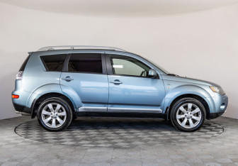 Подержанный автомобиль Mitsubishi Outlander 2007 года (4 фото)