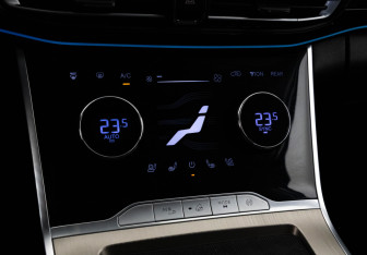 Подержанный автомобиль Exeed VX 2023 года (18 фото)